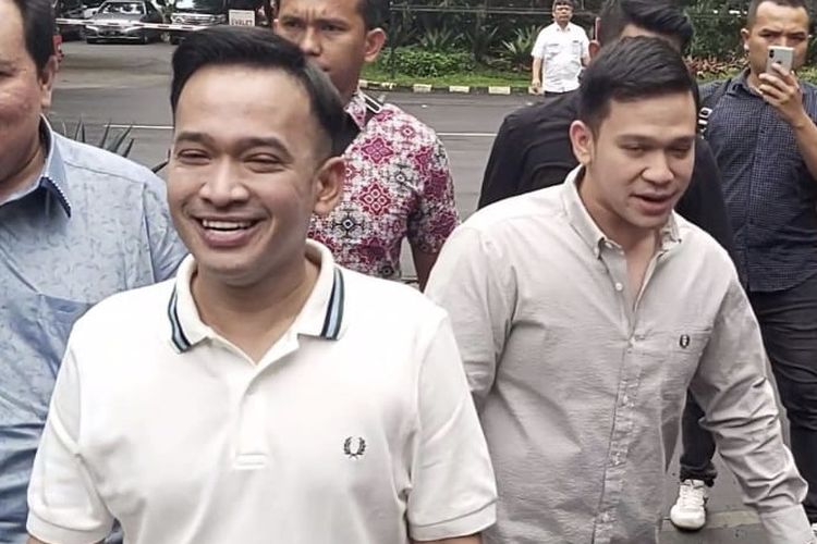 Ruben Onsu bersama adiknya, Jordi Onsu serta kuasa hukum, Minola Sebayang saat ditemui di Ditkrimsus Polda Metro Jaya, Jakarta Selatan, Kamis (6/2/2020). 