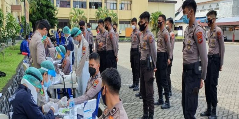 Police personnel in North Sulawesi undergo rapid tests before they will be deployed to provide protection and ensure safety to the upcoming regional elections on December 9, 2020. 