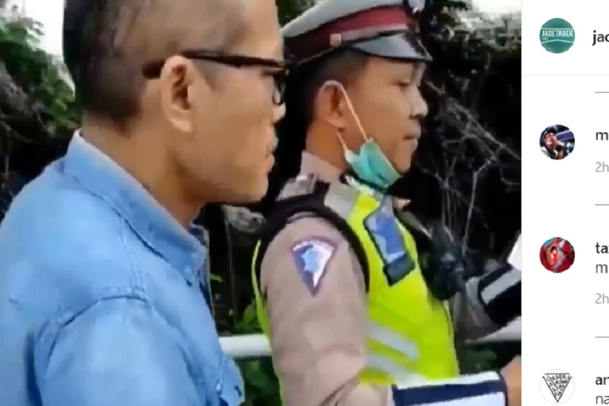 Seorang pengendara berinisial TS melawan petugas ketika hendak ditilang di dekat Gerbang Tol Angke, Jakarta Barat, Jumat (7/2/2020).