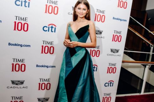 Lihat, Gaya Zendaya Pakai Gaun Vintage di TIME100 Gala