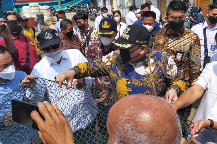 Wali Kota Dedy Yon secara simbolis menggunting jaring cantrang disaksikan nelayan dan pejabat Kementrian KKP di Pelabuhan Perikanan Pantai (PPP) Tegalsari Kota Tegal, Selasa (10/8/2021)