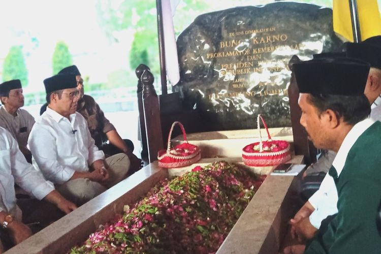 Calon wakil presiden (cawapres) nomor urut 1, Muhaimin Iskandar (Cak Imin) saat melakukan ziarah ke makam Presiden pertama RI, Soekarno (Bung Karno) di Blitar, Jawa Timur pada Kamis (11/1/2024).