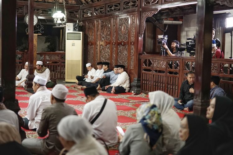 Jelang kedatangan jenazah Kristiani Herrawati atau Ani Yudhoyono, kerabat dari keluarga Presiden keenam RI Susilo Bambang Yudhoyono menggelar doa bersama.  Doa bersama digelar di pendopo kediaman pribadi SBY, Puri Cikeas, Bogor, Jawa Barat, Sabtu (1/6/2019).