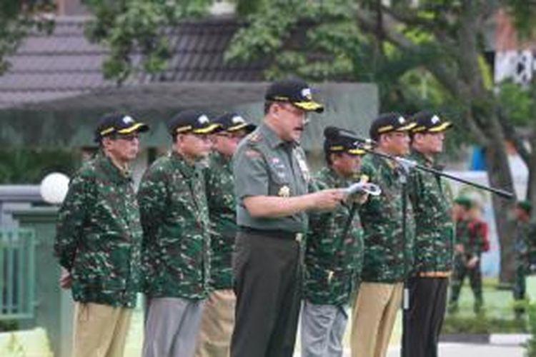 Pangdam XII Tanjungpura, Mayjen TNI Toto Rinanto saat menyampaikan sambutan dalam apel peringatan HUT Kodam II ke 57 di Pontianak, Kalimantan Barat (30/7/2015)