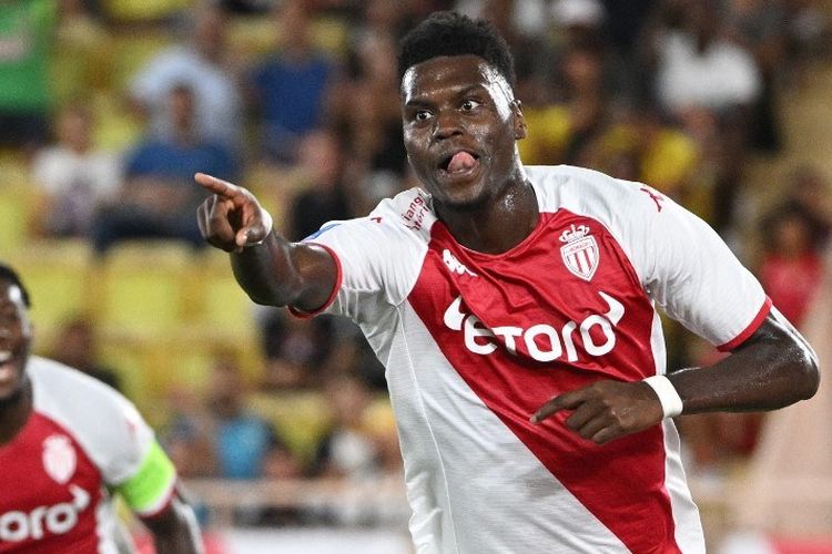 Bek baru Chelsea Benoit Badiashile saat memperkuat AS Monaco pada laga Liga Perancis, September 2022. Di artikel ini Anda bisa membaca profil Benoit Badiashile.