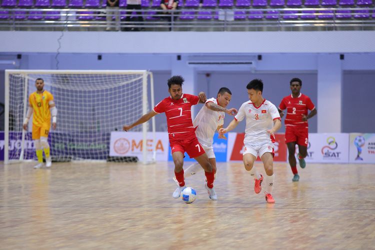 Aksi Mohammad Rizky Fauzan (7) dalam laga semifinal ASEAN Futsal Championship 2026 Timnas Futsal Indonesia vs Vietnam di Nonthaburi Hall, Bangkok, Thailand, Jumat (10/4/2026).