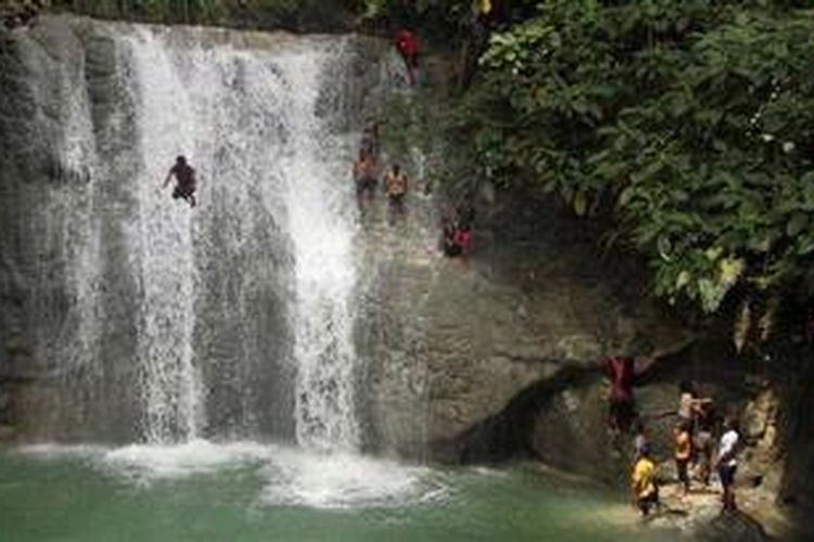 Sejumlah anak bermain di kawasan wisata Air Terjun Wafsarak, Kampung Amoi, Distrik Warsa, Kabupaten Biak Numfor, Papua, Senin (9/7/2012). Kawasan wisata alam yang ada di Biak Utara ini dapat ditempuh selama 1,5 jam perjalanan dari Kota Biak. Pengunjung ditarik Rp 25.000 per kendaraan. KOMPAS IMAGES/RODERICK ADRIAN MOZES