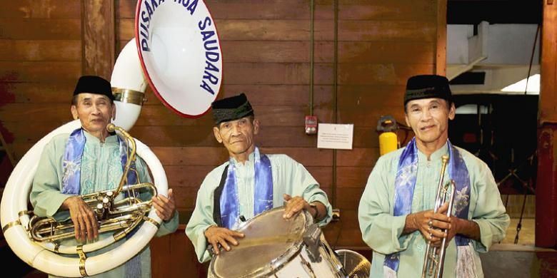 Dari kiri ke kanan, Ipong, Naih, dan Maah Piye, tiga bersaudara dari Grup Pusaka Tiga Saudara pimpinan Maah Piye.