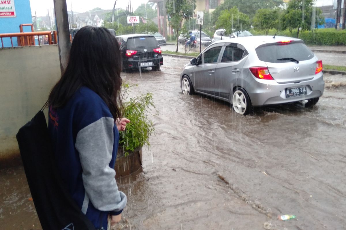 Kondisi jalan raya Keranggan yang terendam banjir, Sabtu (21/11/2020)
