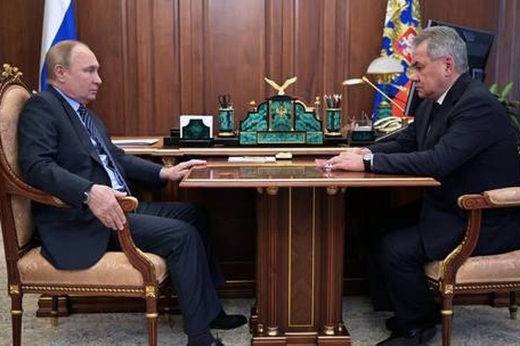 Presiden Rusia Vladimir Putin mendengarkan Menteri Pertahanan Rusia Sergey Shoigu, selama pertemuan mereka. 