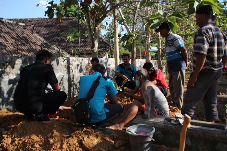 ‎Polres Blora, Jawa tengah membongkar makam korban di kompleks pemakaman RSU Blora, Selasa (7/8/2018)‎