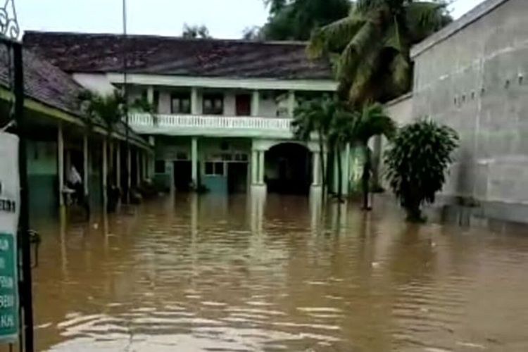 Sebuah sekolah tingkat dasar di Desa Bacem, Kecamatan Sutojayan, Kabupaten Blitar terendam banjir hingga ketinggian lutut orang dewasa, Senin (14/11/2022)