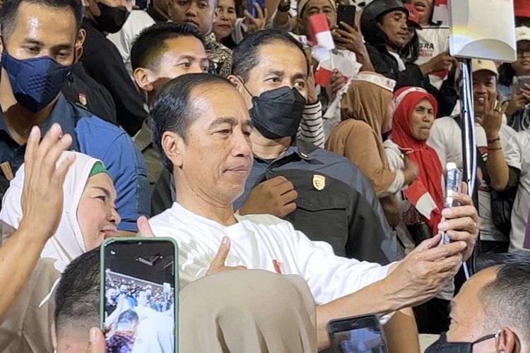 Presiden Joko Widodo selfie dengan sejumlah relawannya dalam puncak acara Musyawarah Rakyat (Musra) yang digelar di Istora Senayan, Minggu (14/5/2023)