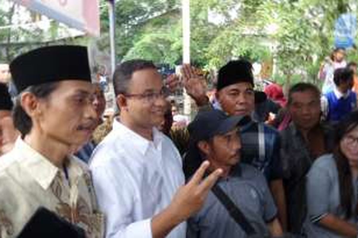 Calon gubernur DKI Jakarta nomor pemilihan tiga, Anies Baswedan, melakukan 