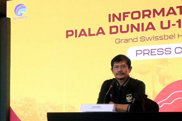 Direktur teknik PSSI Indra Sjafri saat preskon disela-sela jeda babak penyisihan Piala Dunia U17 2023 Indonesia di Media Center, Sabtu (11/11/2023) malam.