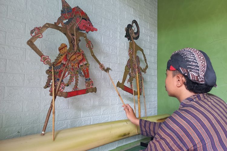 Aldi Hasani sedang berlatih mendalang dan mengulang materi cerita Wayang Jawa di rumahnya, Kendal, Jawa Tengah, Senin (20/6/2022).