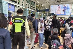 Pemudik War Tiket Kereta H-1 Lebaran, Refresh Terus hingga Dapat Kursi Batalan