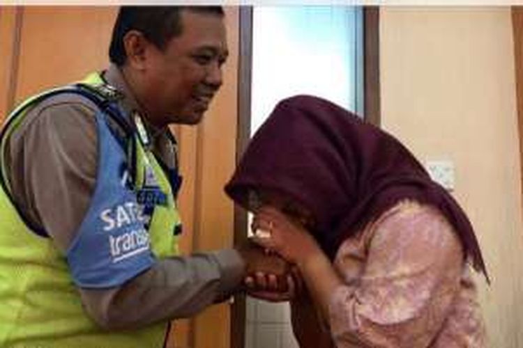 Dora Natalia Singarimbun saat mencium tangan Aiptu Sutisna.