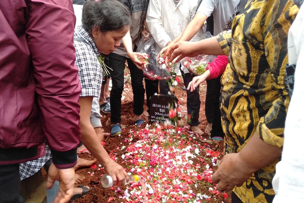 Prosesi pemakaman Akbar Alamsyah di pemakaman tanah wakaf Cipulir, Jakarta Selatan, Jumat (11/10/2019).