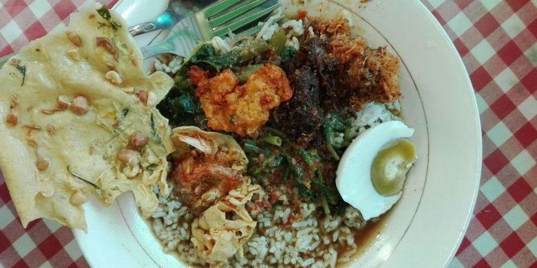 Pecel Rawon, salah satu makanan khas Banyuwangi yang wajib Anda cicipi.