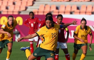 MUMBAI, INDIA - JANUARY 21: Sam Kerr of Australia takes a penalty during the AFC Women's Asian Cup Group B match between Australia and Indonesia at Mumbai Football Arena on January 21, 2022 in Mumbai, India. (Photo by Thananuwat Srirasant/Getty Images) (Photo by Thananuwat Srirasant / GETTY IMAGES ASIAPAC / Getty Images via AFP)