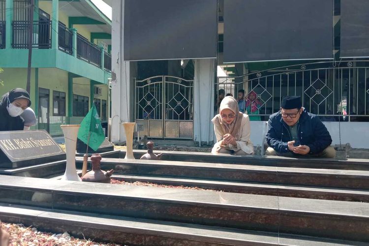 Cak Imin didampingi sang istri Rustini Murtadho, menziarahi makam kakek buyutnya, KH. Bisri Syansuri di Pesantren Manbaul Ma’arif, Denanyar, Kabupaten Jombang, Jawa Timur, Sabtu (2/9/2023).