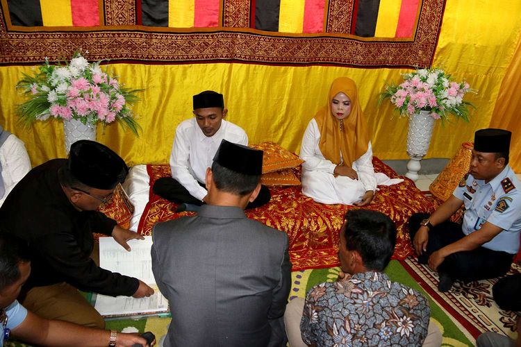 Zulfikar (30) warga binaan yang sedang menjalani masa tahanan di Lapas Kelas  II B, Bireuen, Aceh karena terjerat kasus narkoba, melangsungkan akad nikah di dalam Lapas. Senin (24/02/2020). Ruang tempat prosesi akad nikah dihias lengkap dengan pelaminan khas Aceh, sehingga ruang tahanan terkesan seperti tempat pernikahan umum lainnya di Aceh.