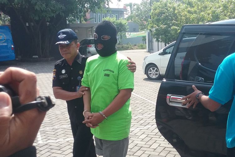 Terduga pengedar sabu saat dibawa ke kantor BNNK Kendal, Jumat (18/5/2018)