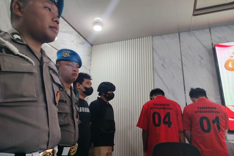 Seorang warga binaan pemasyarakatan Lembaga Pemasyarakatan (Lapas) Pontianak, Kalimantan Barat (Kalbar) berinisial A ditangkap karena diduga mengendalikan penyelundupan sabu Malaysia dari dalam penjara.