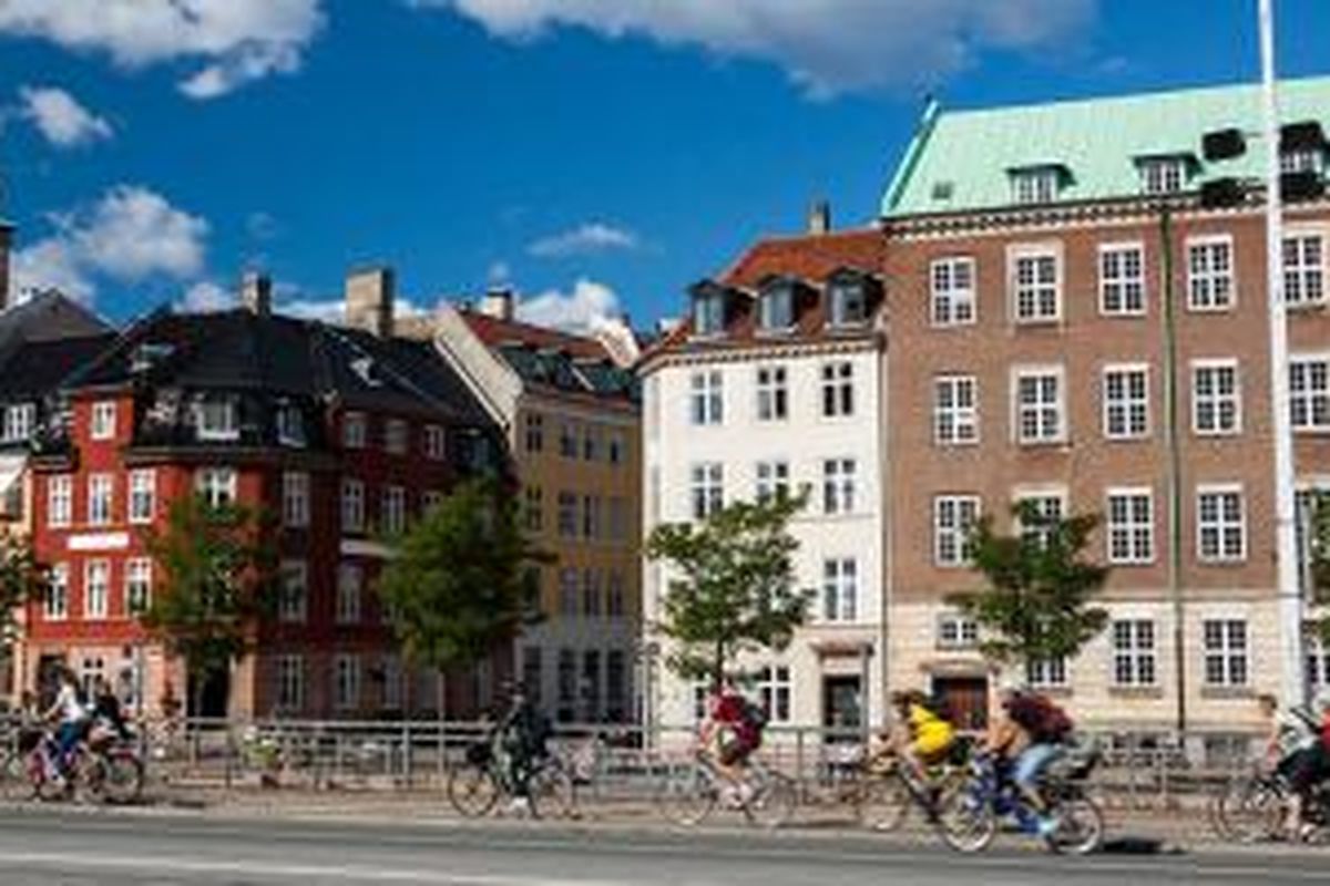 Sepeda merupakan alat transportasi yang digunakan penduduk Kopenhagen, Denmark sehari-hari.