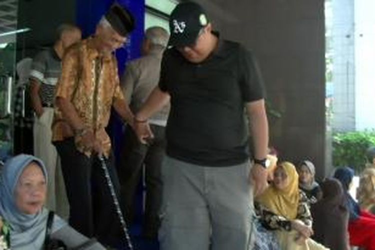 Hingga menjelang siang, jaringan BRI Cabang Parepare, Sulawesi Selatan, belum juga pulih. Sejumlah warga lanjut usia (lansia) yang sudah sejak pagi mengantre untuk uang pensiun mereka terpaksa pulang. Umumnya, mereka mengaku kelaparan. 