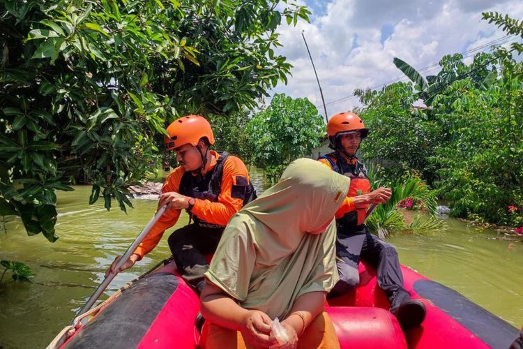 Dompet Dhuafa melalui tim Disaster Management Center (DMC) mengevakuasi warga terdampak banjir di kawasan Demak, Jawa Tengah, Jumat (9/2/2024).
