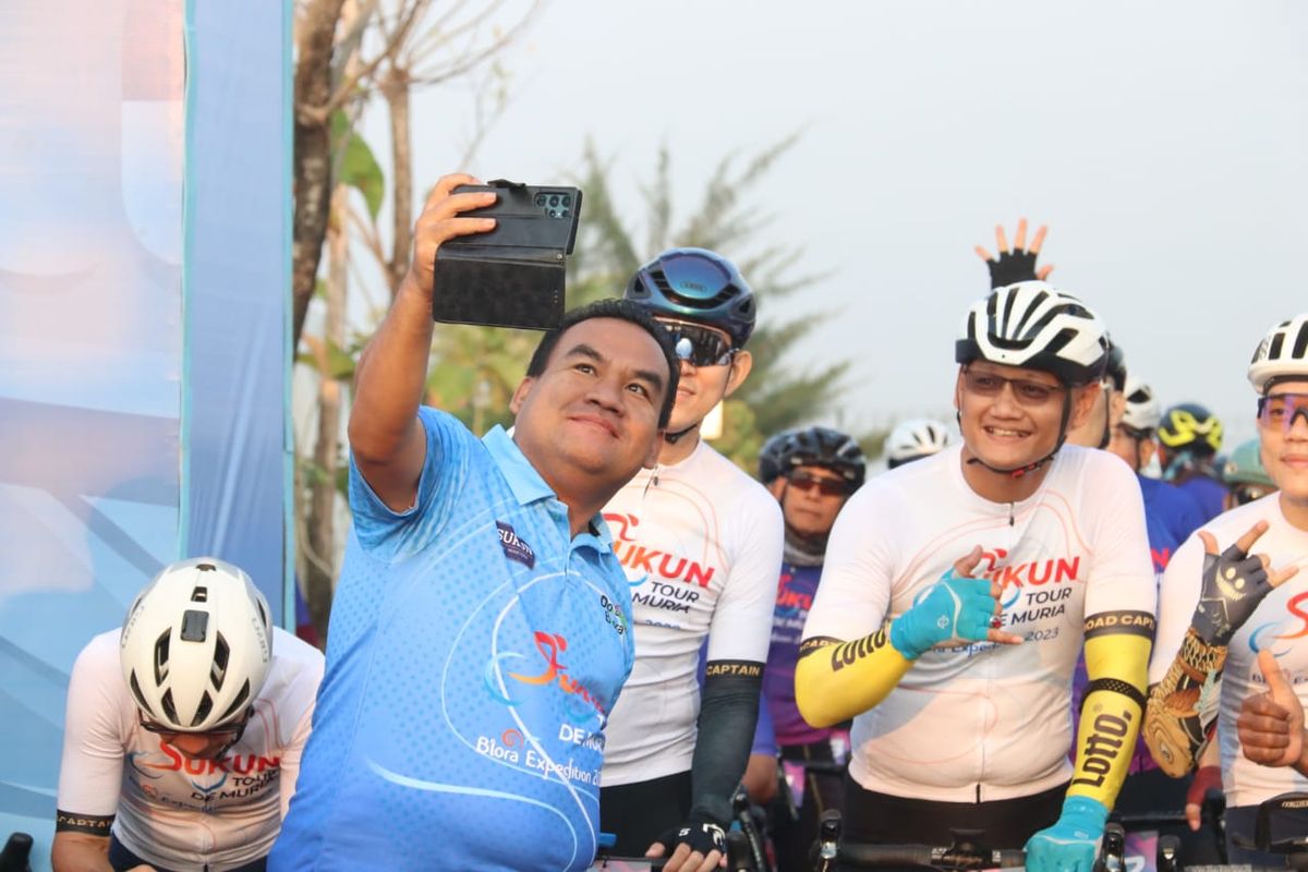 Bupati Blora Arief Rohman membuka Sukun Tour de Muria Blora Expedition 2023 di Kabupaten Blora, Sabtu (16/9/2023).
