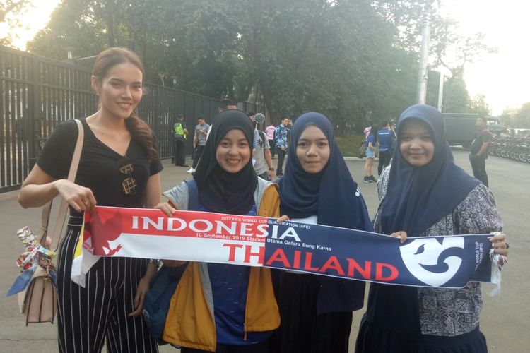 Sejumlah mahasiswa muslim Thailand yang tinggal di Indonesia datang menyaksikan laga tim negaranya menghadapi Indonesia di Stadion Utama Gelora Bung Karno, Jakarta, Selasa (10/9/2019).