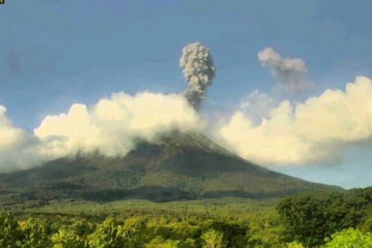 Visual saat Gunung Ile Lewotolok mengalami erupsi pada Senin (19/2/2024) pukul 16.39 Wita