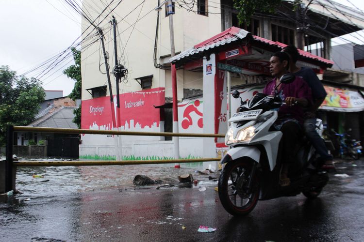 Pengendara motor melintasi perumahan yang terendam banjir di Jalan Nurul Hidayah, Kramat Jati, Jakarta Timur, Rabu (1/1/2020). Longsor dan Banjir disebabkan oleh intensitas curah hujan yang tinggi.