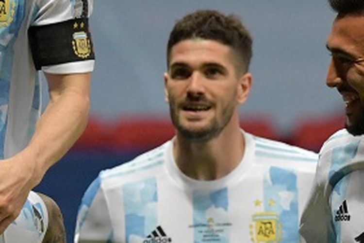 Penyerang Argentina Lautaro Martinez (kiri) merayakan gol dengan rekan setimnya Lionel Messi, Nicolas Gonzalez (kanan) dan Rodrigo De Paul dalam semifinal Copa America 2021 Argentina vs Kolombia di Stadion Mane Garrincha di Brasilia, Brasil, pada 6 Juli 2021.