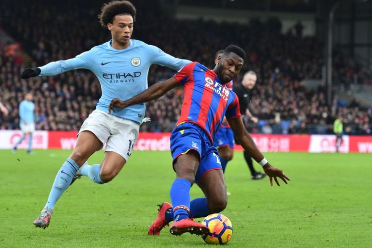 Leroy Sane dan Timothy Fosu Mensah berduel memperebutkan bola saat Manchester City bertandang ke markas Crystal Palace pada laga Premier League, Minggu (31/12/2017).