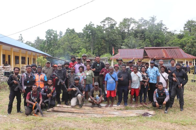 Dok Humas Polda Papua Barat Puluhan Pengungsi di Maybrat Berhasil Dipulangkan