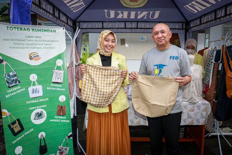 Menteri Koperasi dan Usaha Kecil Menengah (KemenKopUKM), Teten Masduki bersama mahasiswi Universitas Kuningan, Yani Maryani (23) Mahasiswi Semester 5 Prodi Manajemen Fakultas Ekonomi dan Bisnis (FEB) yang memiliki usaha Tote Bag Kuningan 