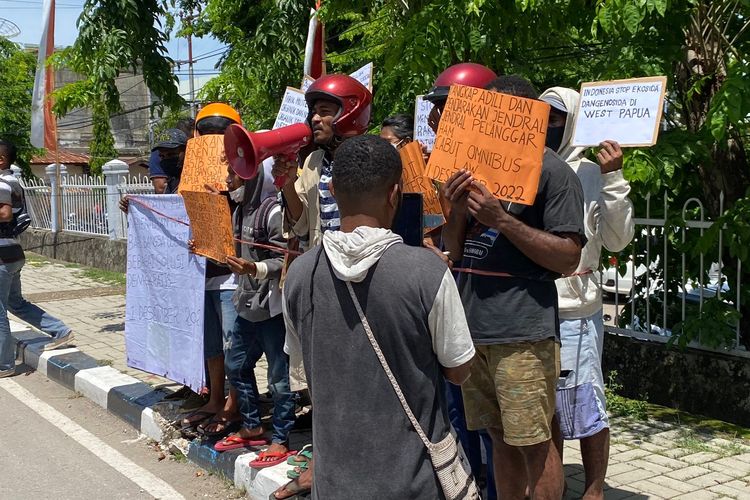 Aksi unjuk rasa mahasiswa asal Papua di Kota Kupang, NTT