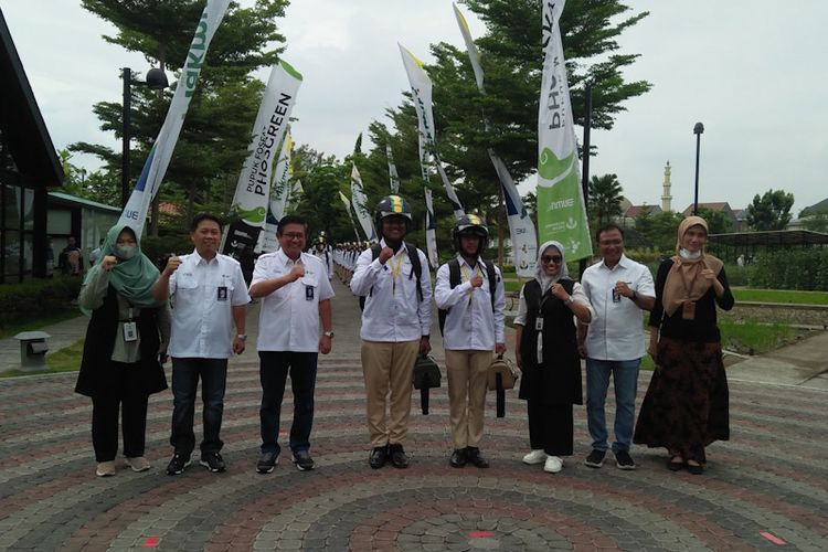 Direktur Utama Petrokimia Gresik Dwi Satriyo Annurogo (tiga dari kiri), saat peresmian sekolah makmur di Gresik, Jawa Timur, Jumat (30/9/2022).