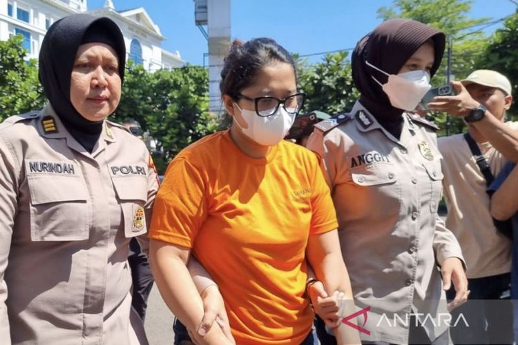 Tersangka berinisial ICL diamankan karena kasus penipuan uang wisata di Polrestabes Bandung, Kota Bandung, Jawa Barat, Kamis (25/5/2023).
