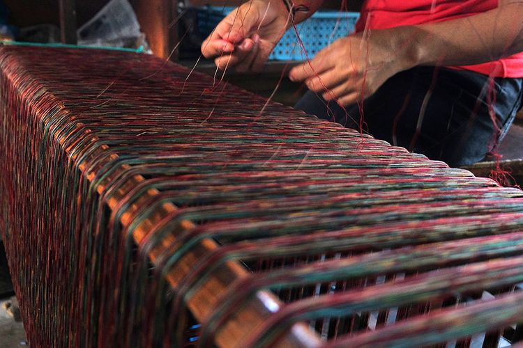 Foto dirilis Rabu (6/5/2020), memperlihatkan perajin kain endek tradisional memisahkan benang sebelum masuk ke alat tenun di Bali. Usaha pertenunan kain endek yang sempat melorot mulai dibangkitkan kembali seiring dengan target pemerintah dalam memajukan sektor UMKM sekaligus upaya pelestarian budaya.