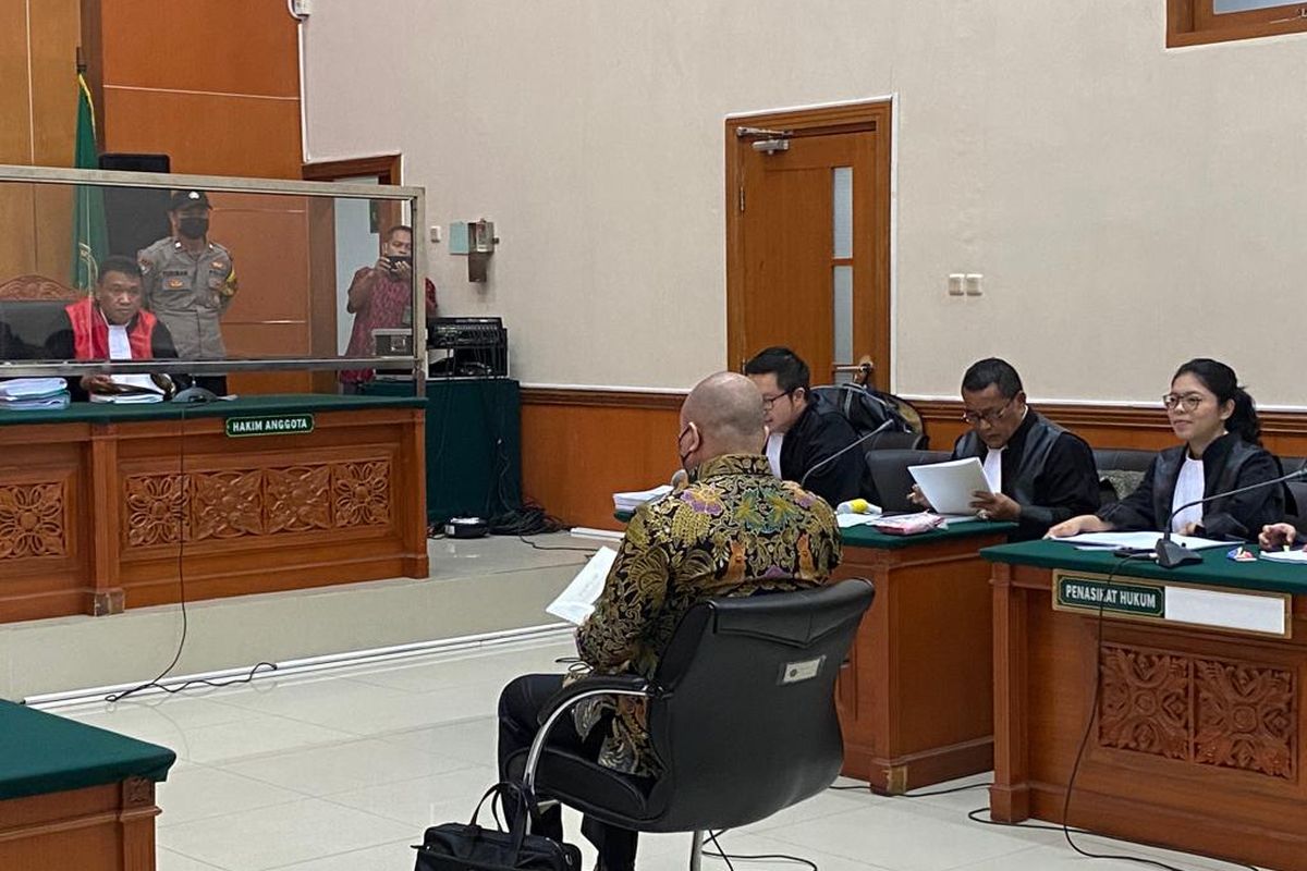 Irjen Teddy Minahasa membacakan duplik kasus peredaran narkotika jenis sabu yang menjeratnya di Pengadilan Negeri (PN) Jakarta Barat, Jumat (28/4/2023). 