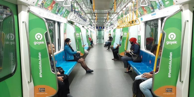 Penerapan social distancing di dalam kereta MRT Jakarta, Senin (23/3/2020)