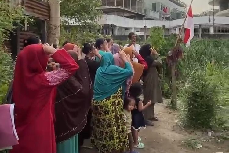 Protes Banjir Menahun, Belasan Emak-emak di Medan Kibarkan Bendera Setengah Tiang