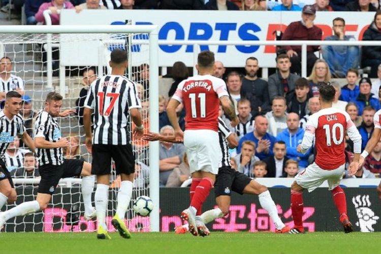 Mesut Oezil (nomor 10) mencetak gol kedua timnya pada laga Newcastle vs Arsenal di Stadion St. JamesPark, 15 September 2018. 