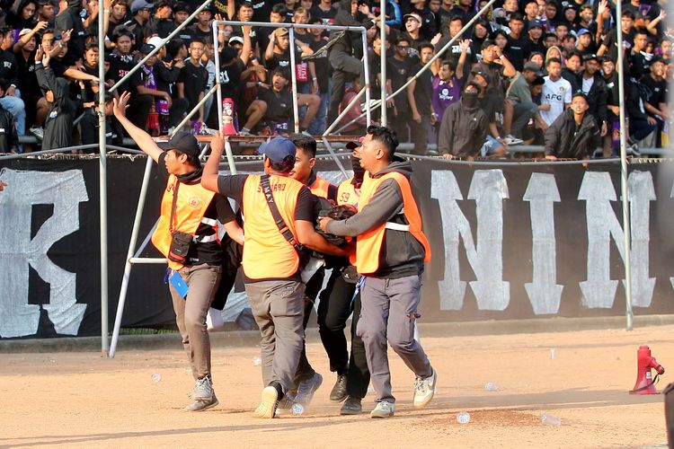 Sejumlah steward mengevakuasi oknum suporter Arema FC yang menyusup saat pertandingan pekan ke-3 Liga 1 2023-2024 melawan Persik Kediri yang berakhir dengan skor 5-2 di Stadion Brawijaya Kediri, Sabtu (15/7/2023) sore WIB.