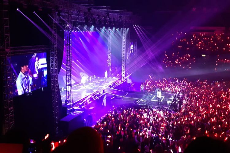 Boyband iKON menyapa penggemarnya di Indonesia dalam konser Continue Tour in Jakarta yang digelar di Tennis Indoor Senayan, Jakarta, Minggu (18/11/2018).